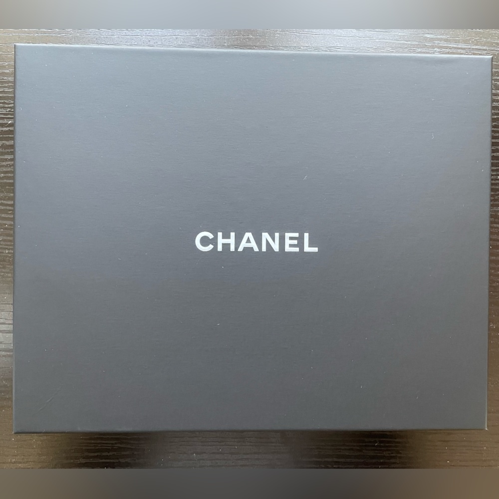 New Chanel Long Gold-tone Necklace with Resine Beads - Picture 3 of 17